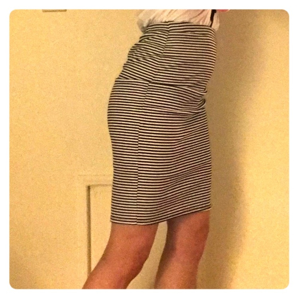 🎲Black and White Striped Skirt🎲